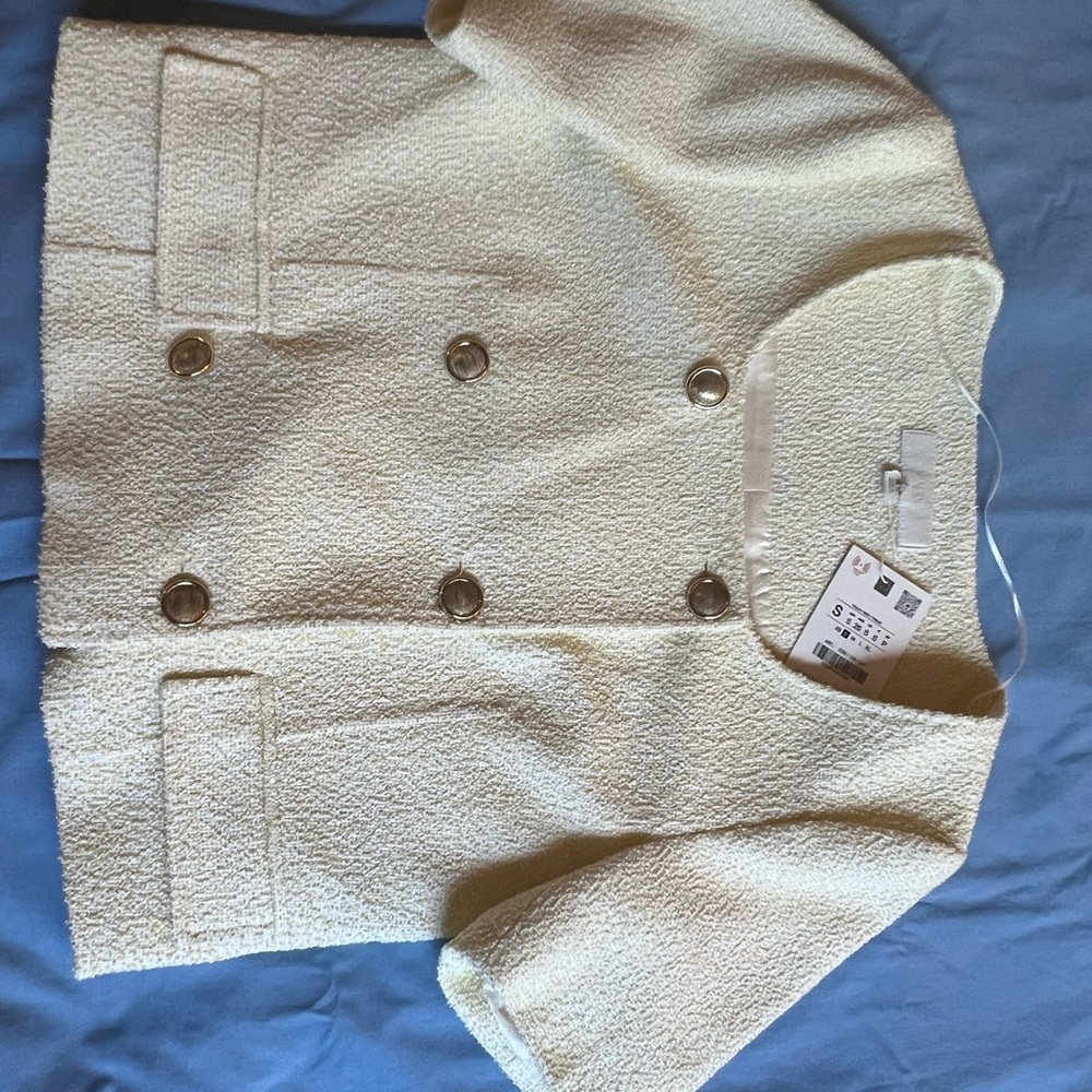 STRUCTURED SHORT SLEEVES BLAZER AND TEXTURED SHORT WITH GOLD BOTTONS - Picture 2 of 7